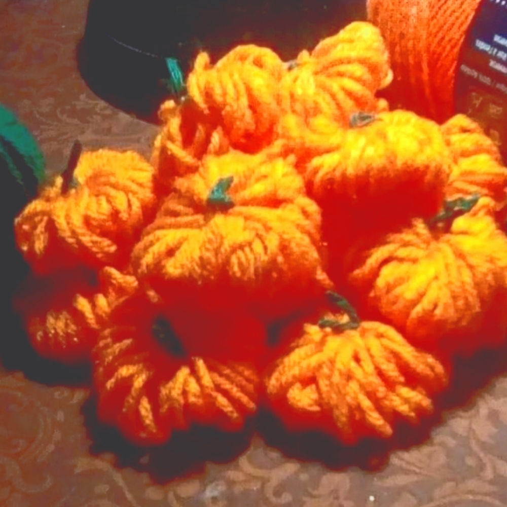 Lil Yarn Pumpkins 🎃 ( 4 per order )